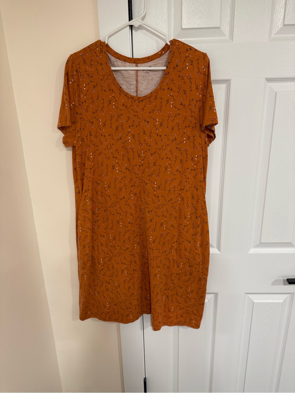 Duluth Trading Co Orange Floral Scoop Neck Top